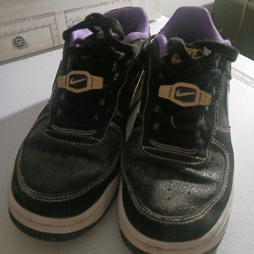 NIKE AIR FORCE 1 WORLD CHANP LAKERS SIZE 4.5 Y